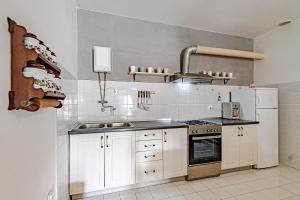 eine Küche mit weißen Schränken und einer Spüle in der Unterkunft Seaside holiday house Brna, Korcula - 19219 in Smokvica