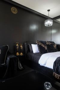 Designer Suites - Versace On View客房内的一张或多张床位