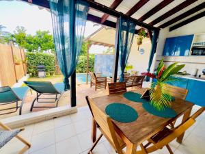 Rõdu või terrass majutusasutuses Zandoli piscine, vue mer, paisible, jardin