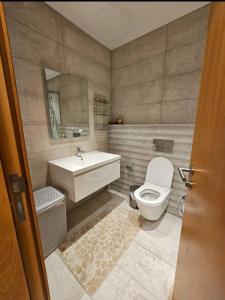 Un baño de Luxury Studio DAMAC TOWER - 1 BEDROOM -JORDAN