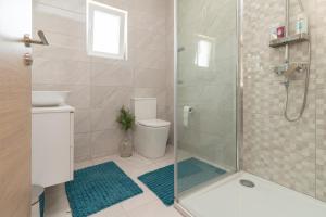 Ένα μπάνιο στο Apartments with parking space Sukosan, Zadar - 23347