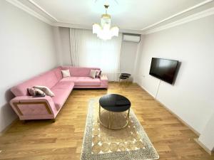 TV a/nebo společenská místnost v ubytování Doğala iç içe