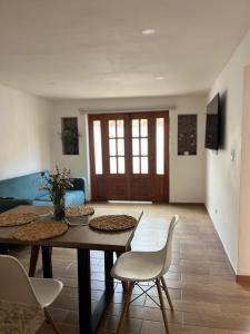 a living room with a wooden table and chairs at Apartamento Marquesa in Villa de Leyva