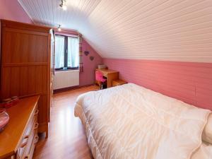 Ein Bett oder Betten in einem Zimmer der Unterkunft Magnificent home in Tilf with garden