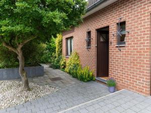Ein Garten an der Unterkunft Magnificent home in Tilf with garden