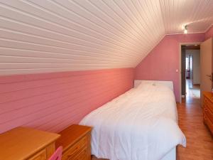 Ein Bett oder Betten in einem Zimmer der Unterkunft Magnificent home in Tilf with garden