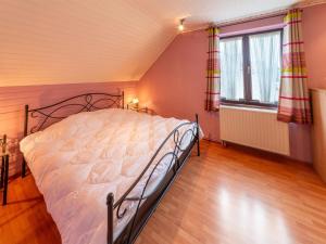 Ein Bett oder Betten in einem Zimmer der Unterkunft Magnificent home in Tilf with garden