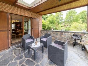 Ein Balkon oder eine Terrasse in der Unterkunft Magnificent home in Tilf with garden
