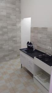 a kitchen with a stove and a counter top at Apartamento aconchegante em Santana de Parnaíba SP in Santana de Parnaíba