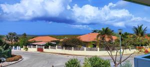 vista su una strada con case e sull'oceano di CAS IGUANA - Curacao - Villapark Fontein - Ferienhaus mit Pool a Fontein