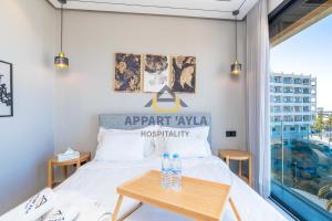 Ένα ή περισσότερα κρεβάτια σε δωμάτιο στο Royal Ocean Suite - By Ayla Stay