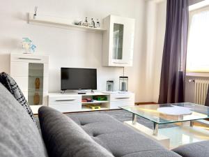 Una sala de estar con un sofá y un televisor en FeWo Küstenglück - Wilhelmshaven, en Wilhelmshaven