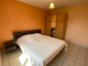 Posteľ alebo postele v izbe v ubytovaní Villa lumineuse avec jardin, à 500m de la mer et proche du centre - Fouras - FR-1-709-51