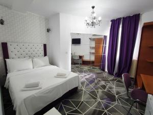 Postel nebo postele na pokoji v ubytování Iris Boutique Therme & Bucharest Otopeni Airport