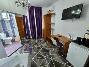 TV a/nebo společenská místnost v ubytování Iris Boutique Therme & Bucharest Otopeni Airport + 37 fotografií