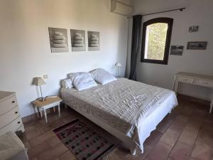 ein Schlafzimmer mit großem Bett und Fenster in der Unterkunft Villa climatisée 4 chambres avec piscine privée, wifi et animaux admis - FR-1-768-91 in Saint-Peïre-sur-Mer + 11 Fotos