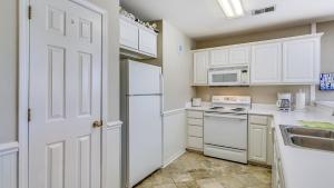 Η κουζίνα ή μικρή κουζίνα στο 57C Fifty-Seven Sea II at True Blue condo by Peace Vacations