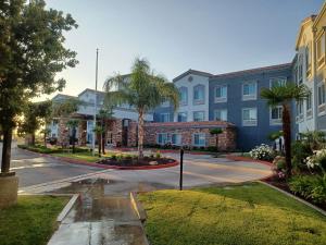 una calle vacía frente a un edificio en Spark By Hilton Redlands, en Redlands
