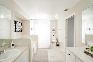 A bathroom at Four Bedrooms Oasis with Heated Pool Private Jacuzzi and Billiards
