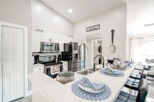 A kitchen or kitchenette at Four Bedrooms Oasis with Heated Pool Private Jacuzzi and Billiards