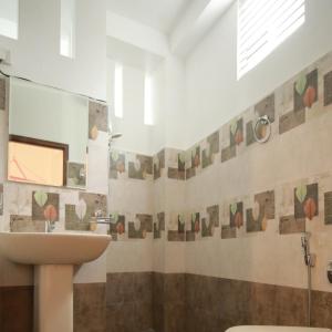 Koupelna v ubytování Renuka Inn + 34 fotografií