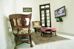a living room with a chair and a table at Gert's Aerovista villa in Seeduwa