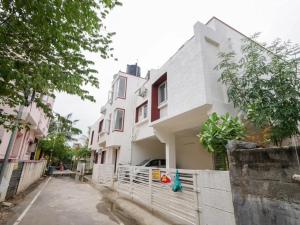 チェンナイにある7 Hills Service Apartmentsの白い家