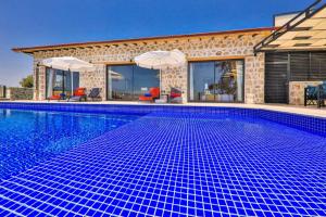 Der Swimmingpool an oder in der Nähe von Villa kırlangıç