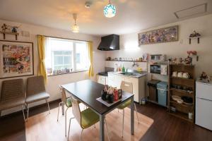 Η κουζίνα ή μικρή κουζίνα στο Tomoeドットコム2 onepiecehouse