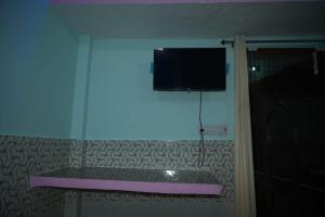 TV i/ili multimedijalni sistem u objektu Raj residency +2 fotografije