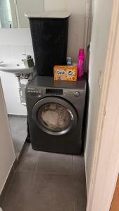 サン・ドニにあるAux pieds du stade de Franceの洗濯機(上部にボックス付)