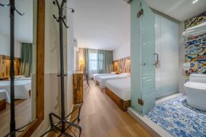 Bilik mandi di SONDERIA Lazybones Hostel- Wenshu Temple Side, Chill Hostel with All-Day Brunch, Travel Agency in English & Local Bar Vibes