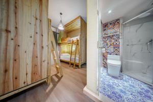 Koupelna v ubytování SONDERIA Lazybones Hostel- Wenshu Temple Side, Chill Hostel with All-Day Brunch, Travel Agency in English & Local Bar Vibes + 37 fotografií