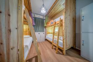 Postel nebo postele na pokoji v ubytování SONDERIA Lazybones Hostel- Wenshu Temple Side, Chill Hostel with All-Day Brunch, Travel Agency in English & Local Bar Vibes