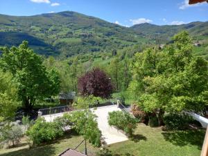 a view from the house of the mountains at Ca' d Licio - Attico in Polinago