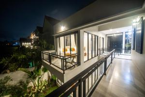 un balcone di una casa di notte di Cavara Villa Canggu a Canggu