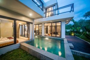un'immagine di una casa con piscina di Cavara Villa Canggu a Canggu