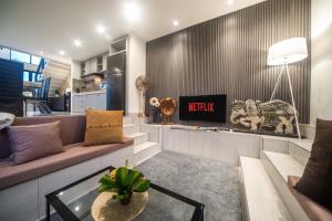 un soggiorno con un divano e una TV di Cavara Villa Canggu a Canggu