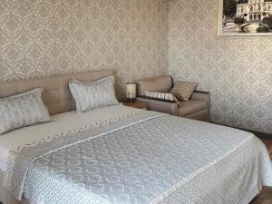 Katil atau katil-katil dalam bilik di One-bedroom Oasis with a Parkview