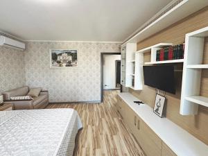 Televisyen dan/atau pusat hiburan di One-bedroom Oasis with a Parkview