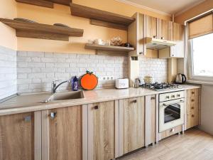 Dapur atau dapur kecil di One-bedroom Oasis with a Parkview