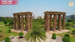 JhelumにあるDubai Plazaの公園にある寺院の模型
