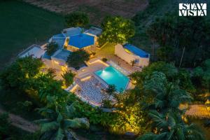 una vista aérea de una casa con piscina en StayVista at Wellnest Natural Farms with private pool 4 hours from bangalore, en Chittoor