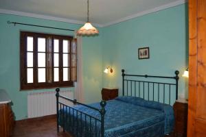 a bedroom with a bed in a room with blue walls at Apartment in Asciano - Toskana 50686 in Asciano