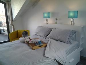 una camera da letto con un letto e un vassoio con fiori di Como Via Carcano 13 a Como Altre 37 foto