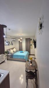 Lapu Lapu CityにあるSaekyung Condominiumの部屋にベッドとテーブルがある寝室 +11枚の写真