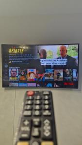 Lapu Lapu CityにあるSaekyung Condominiumのテレビの前に座るリモコン