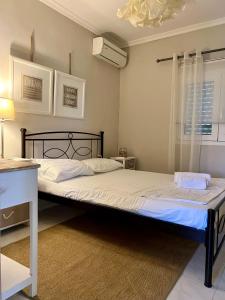 a bedroom with a bed with a black frame at Villa Terrina in Áyioi Apóstoloi