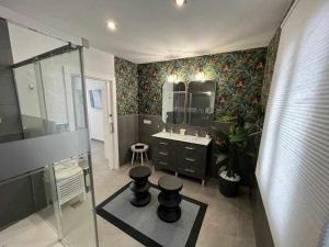 Et badeværelse på XIX C Apartamentos Morales & Arnal + 22 billeder