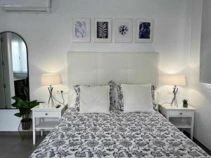 En eller flere senge i et værelse på XVII A Suite Apartamentos Morales & Arnal